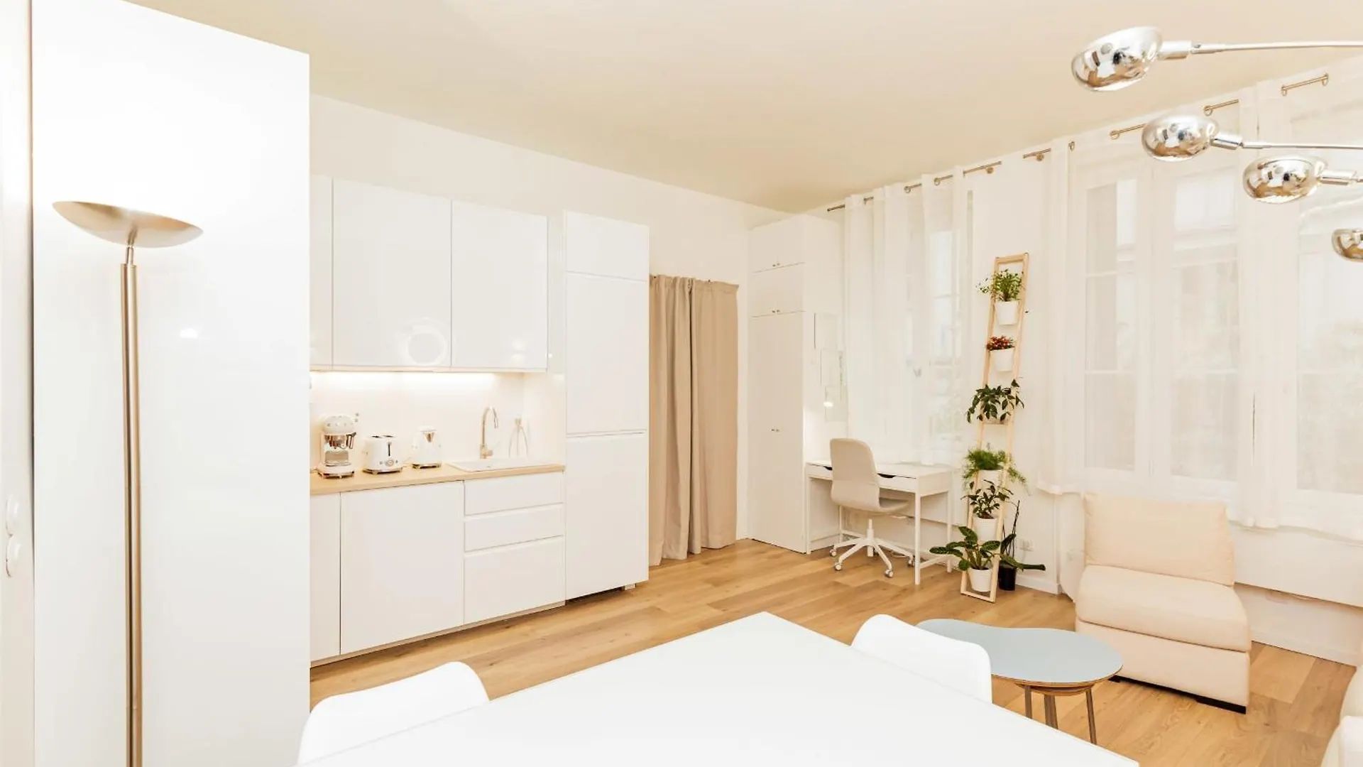 Chic And Cosy Paris Stay By Eiffel Tower & Seine